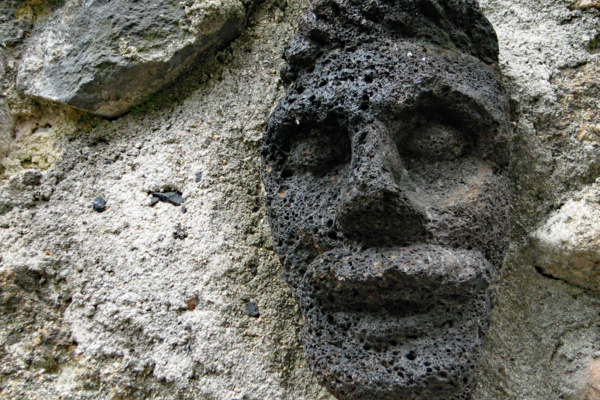Les têtes sculptées