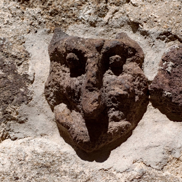 Têtes sculptées