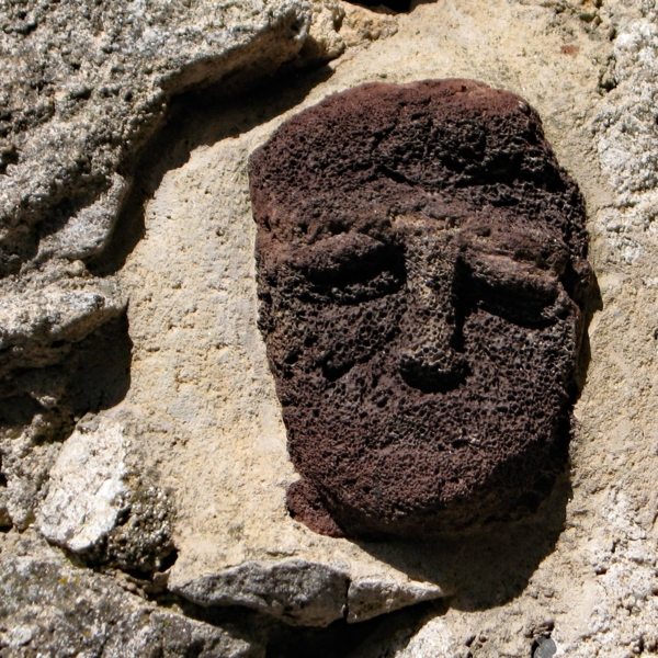 Têtes sculptées