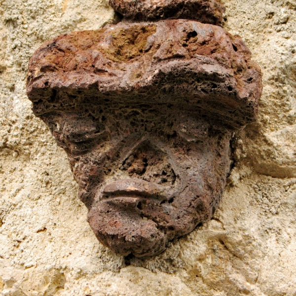 Têtes sculptées