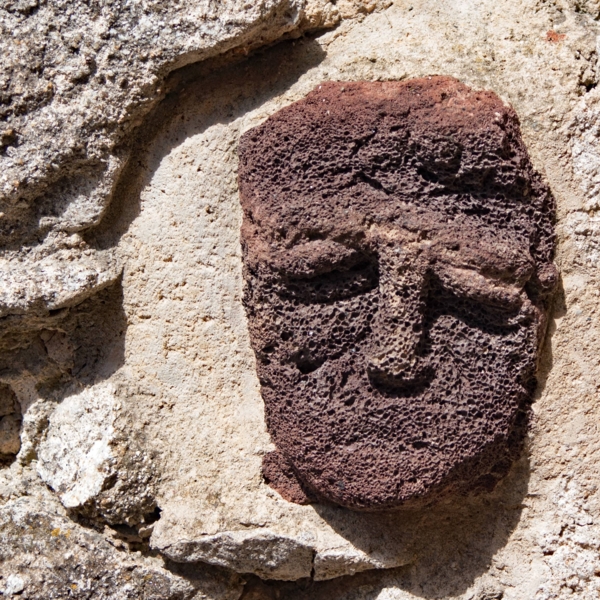 Têtes sculptées