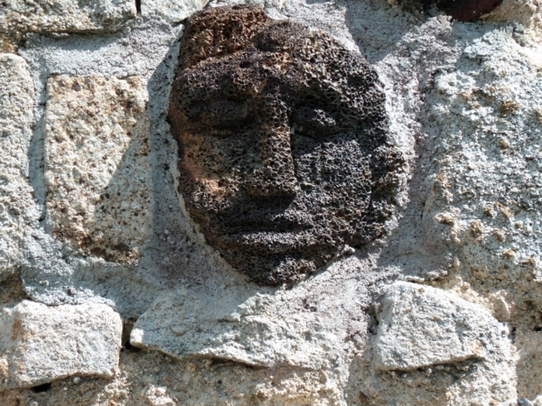 Têtes sculptées