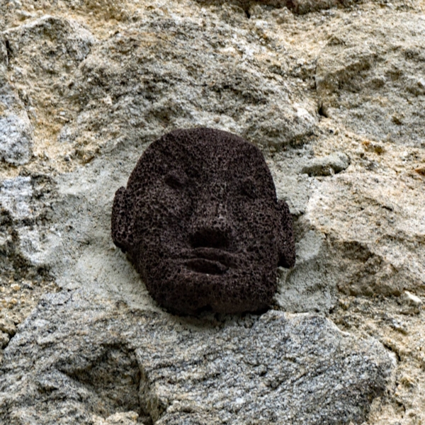 Têtes sculptées