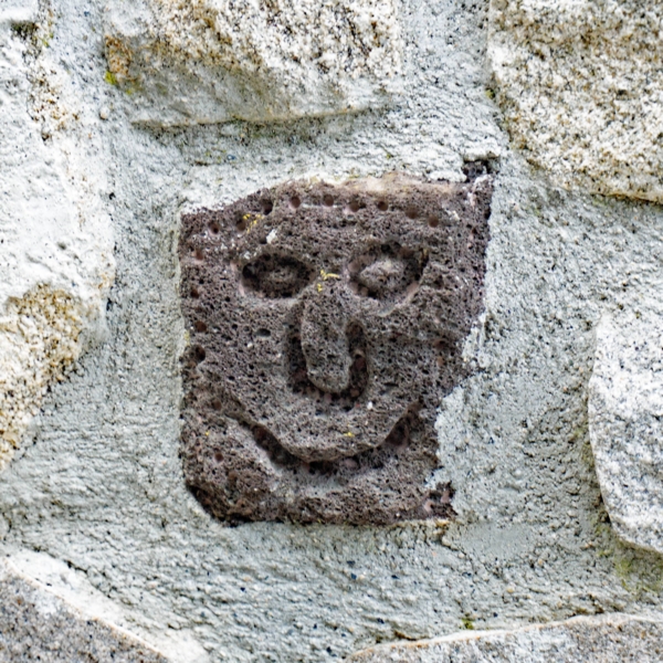 Têtes sculptées