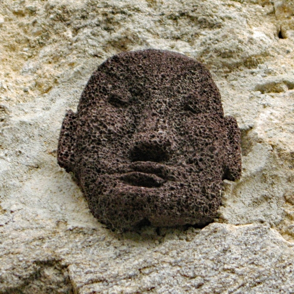 Têtes sculptées