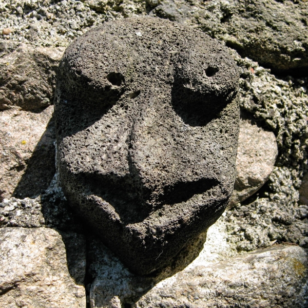 Têtes sculptées