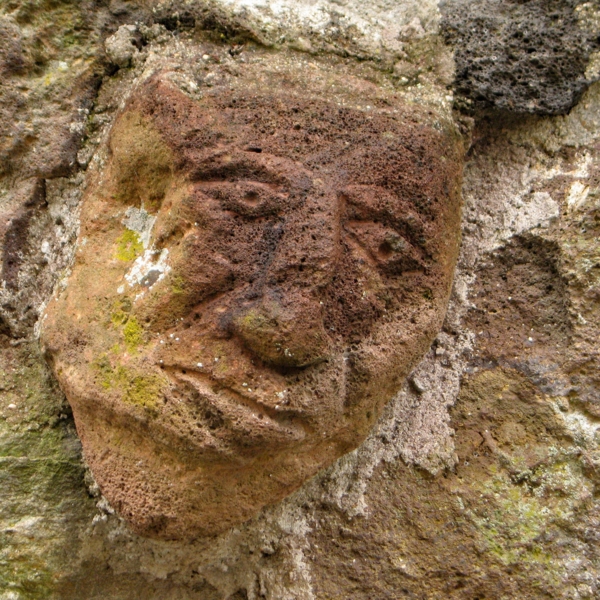 Les têtes sculptées