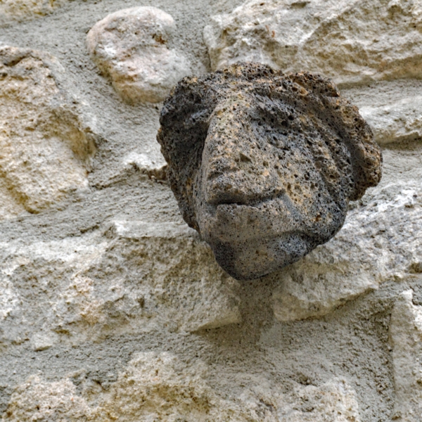 Les têtes sculptées