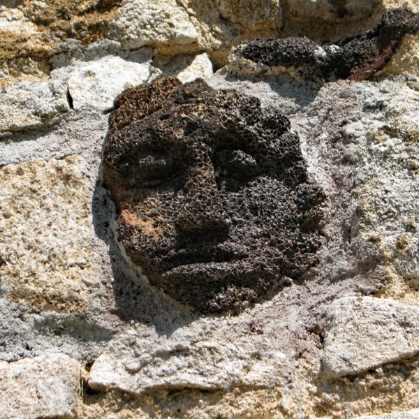 Têtes sculptées