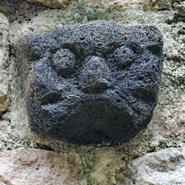 Têtes sculptées