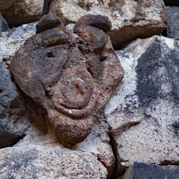 Têtes sculptées
