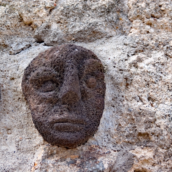 Têtes sculptées