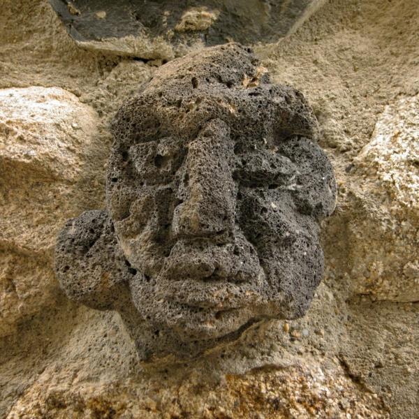 Têtes sculptées