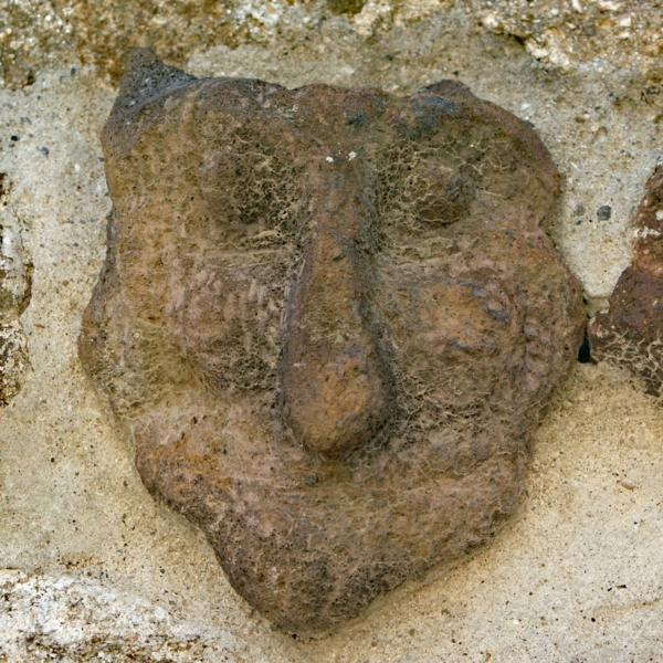 Têtes sculptées