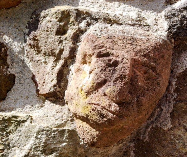 Têtes sculptées