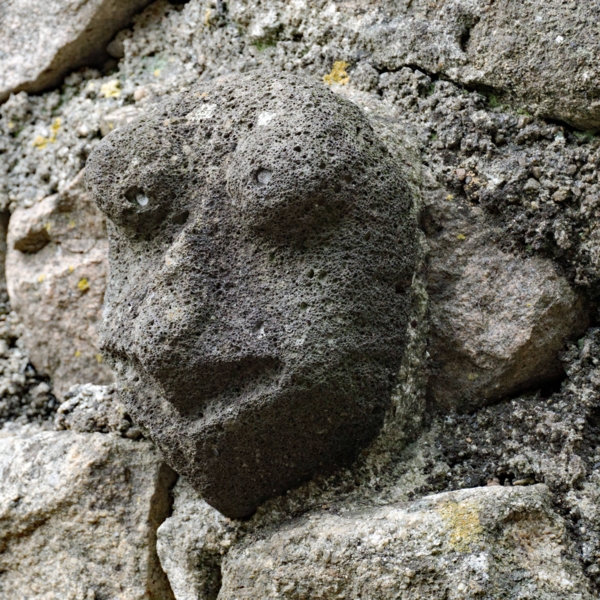 Têtes sculptées
