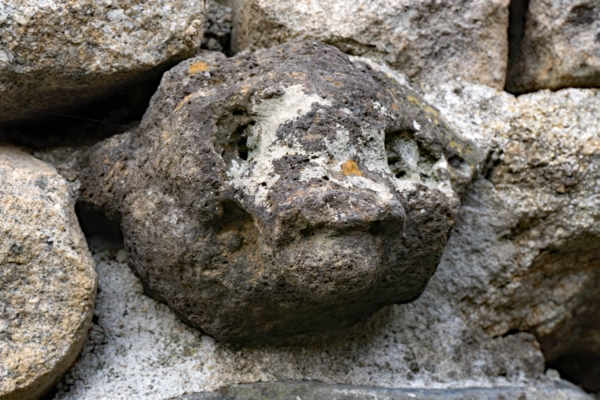 Têtes sculptées