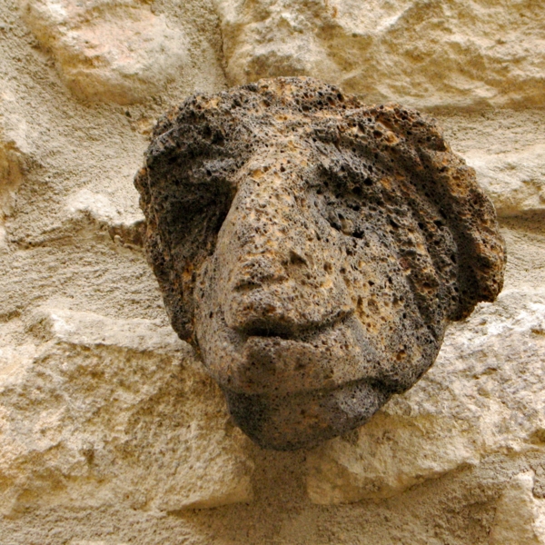 Têtes sculptées