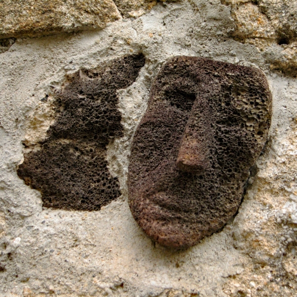 Têtes sculptées
