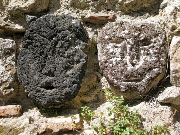 Têtes sculptées
