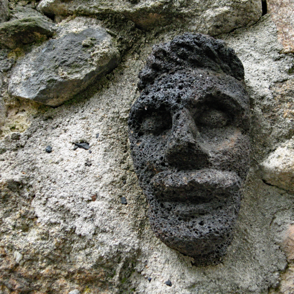 Têtes sculptées
