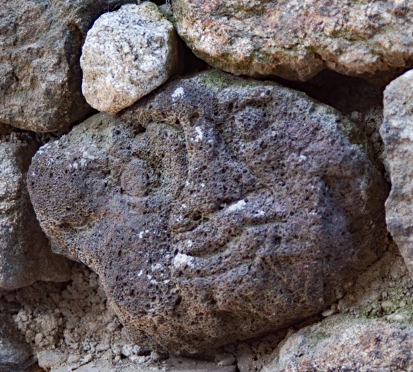 Têtes sculptées