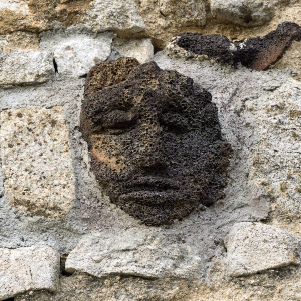 Têtes sculptées