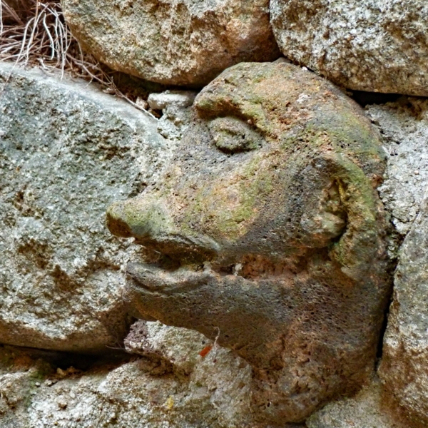 Têtes sculptées
