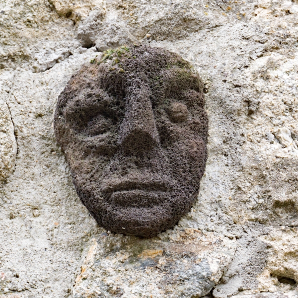 Têtes sculptées