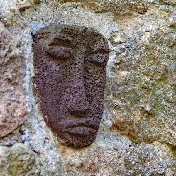 Têtes sculptées
