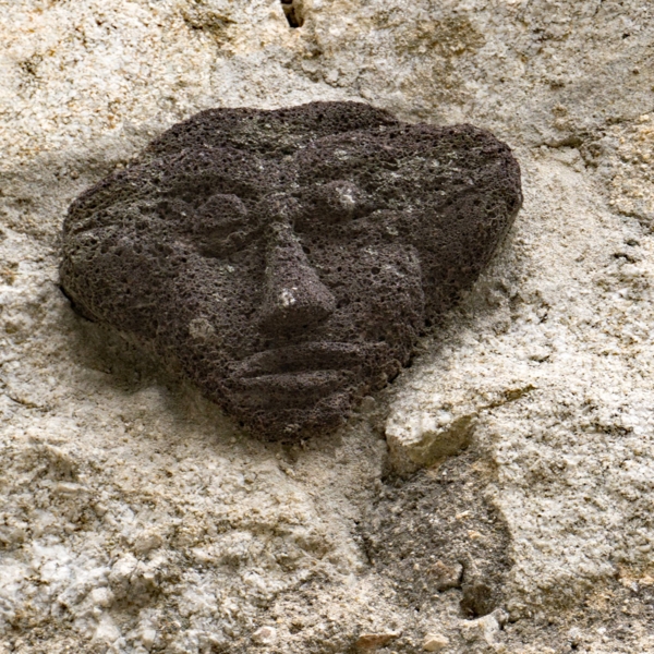 Têtes sculptées